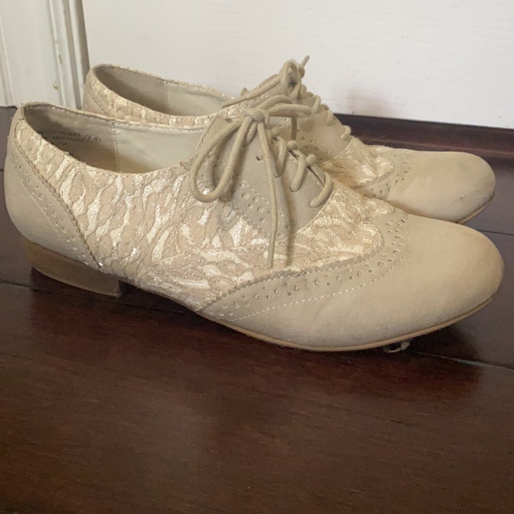 Lace accented Oxford shoes